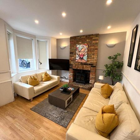 Great 4 Bedroom House - Great Location - Garden - Parking - Fast Wifi - Smart Tv - Newly Decorated - Sleeps Up To 8! Only 10 Mins Drive To Sandbanks Beach! Close To Poole & Bournemouth エクステリア 写真