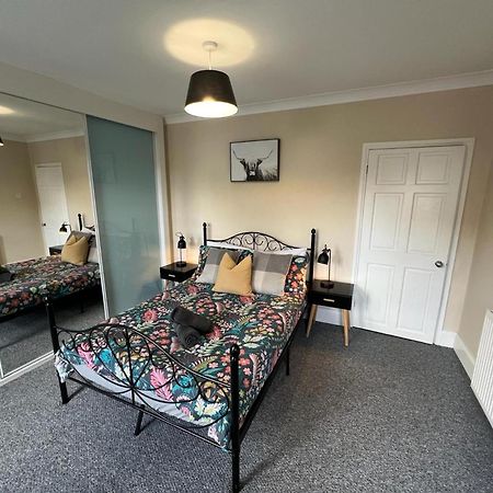 Great 4 Bedroom House - Great Location - Garden - Parking - Fast Wifi - Smart Tv - Newly Decorated - Sleeps Up To 8! Only 10 Mins Drive To Sandbanks Beach! Close To Poole & Bournemouth エクステリア 写真