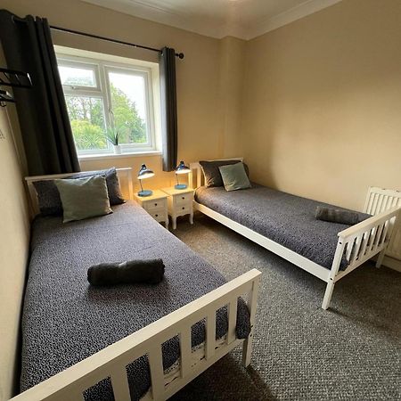 Great 4 Bedroom House - Great Location - Garden - Parking - Fast Wifi - Smart Tv - Newly Decorated - Sleeps Up To 8! Only 10 Mins Drive To Sandbanks Beach! Close To Poole & Bournemouth エクステリア 写真