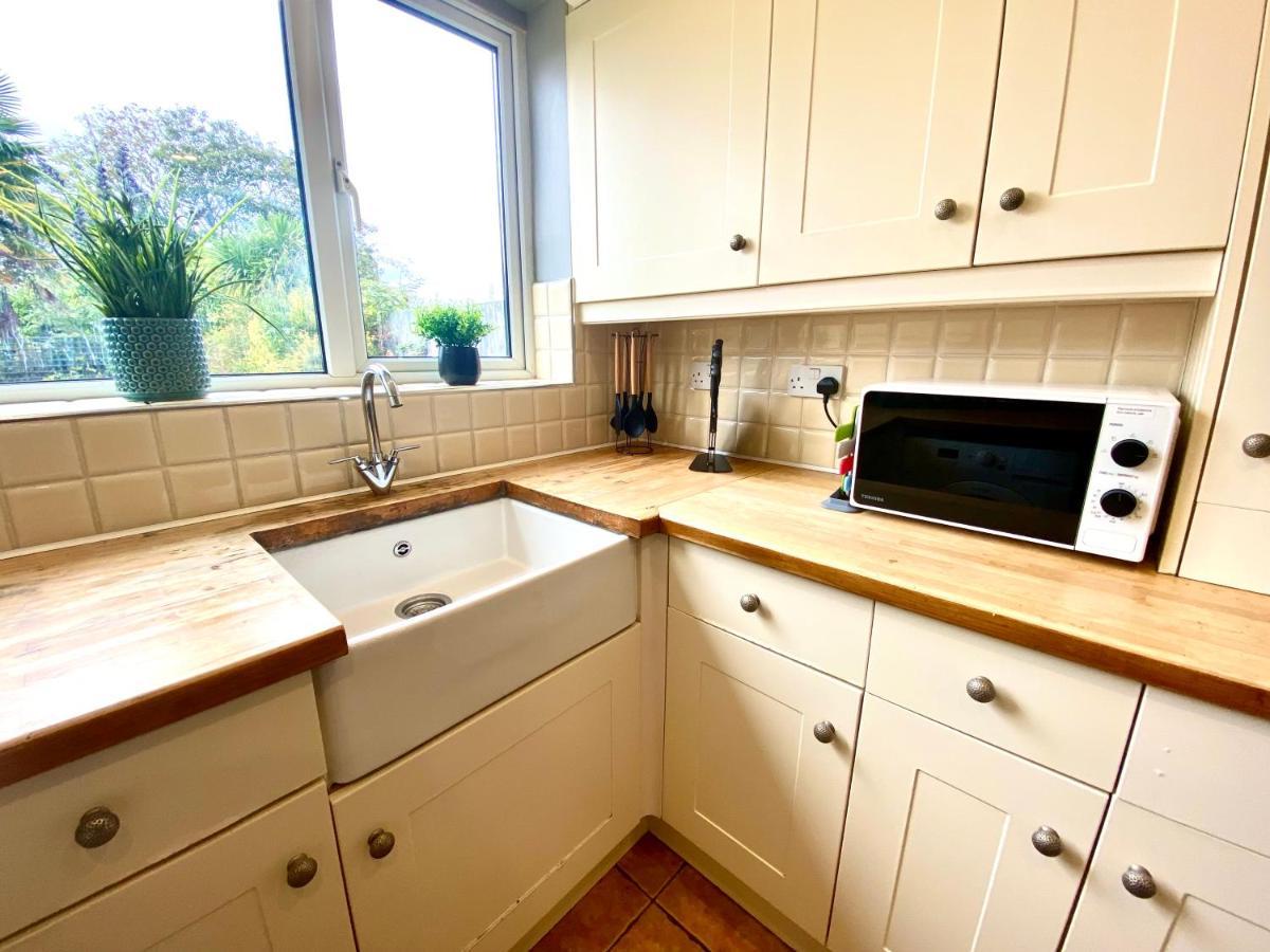 Great 4 Bedroom House - Great Location - Garden - Parking - Fast Wifi - Smart Tv - Newly Decorated - Sleeps Up To 8! Only 10 Mins Drive To Sandbanks Beach! Close To Poole & Bournemouth エクステリア 写真