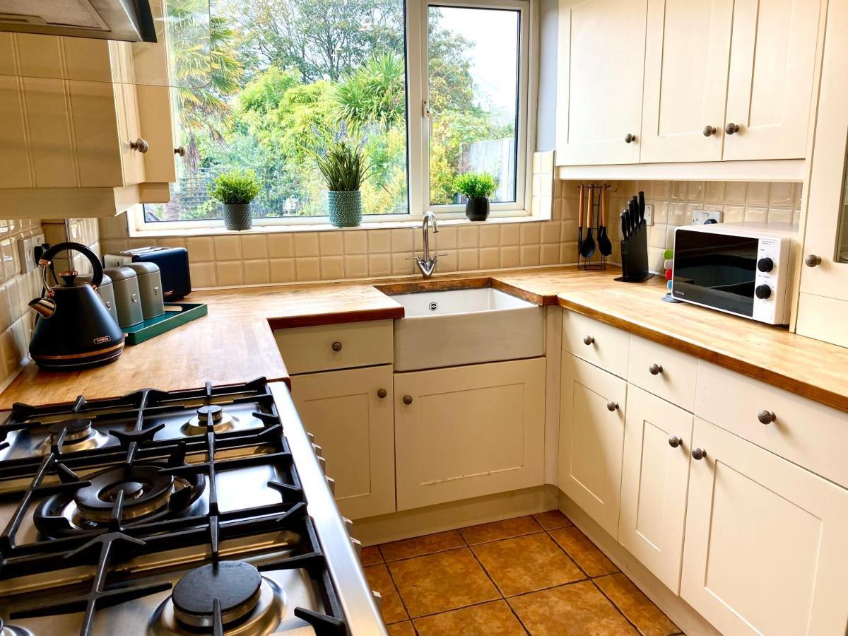 Great 4 Bedroom House - Great Location - Garden - Parking - Fast Wifi - Smart Tv - Newly Decorated - Sleeps Up To 8! Only 10 Mins Drive To Sandbanks Beach! Close To Poole & Bournemouth エクステリア 写真