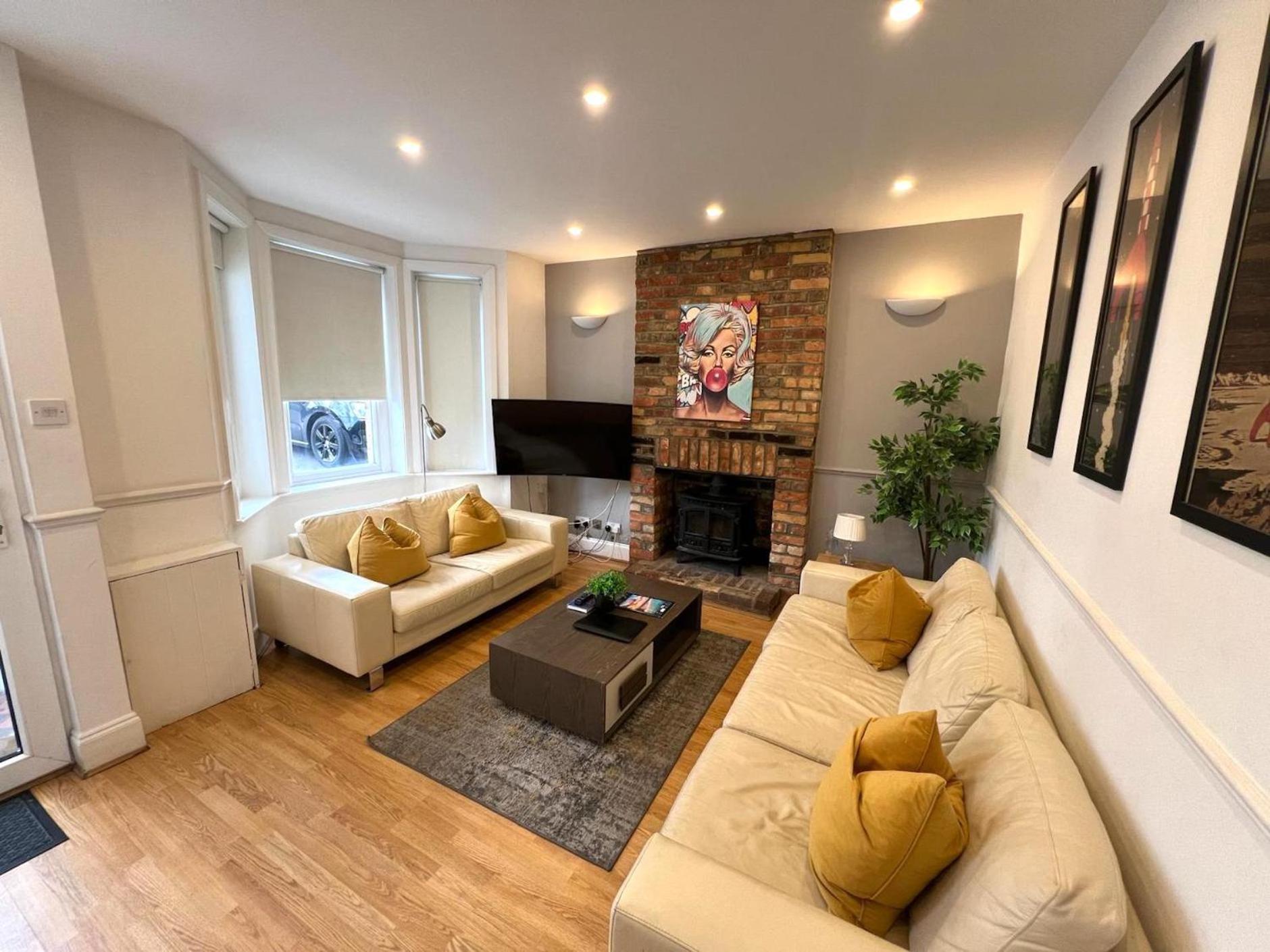 Great 4 Bedroom House - Great Location - Garden - Parking - Fast Wifi - Smart Tv - Newly Decorated - Sleeps Up To 8! Only 10 Mins Drive To Sandbanks Beach! Close To Poole & Bournemouth エクステリア 写真