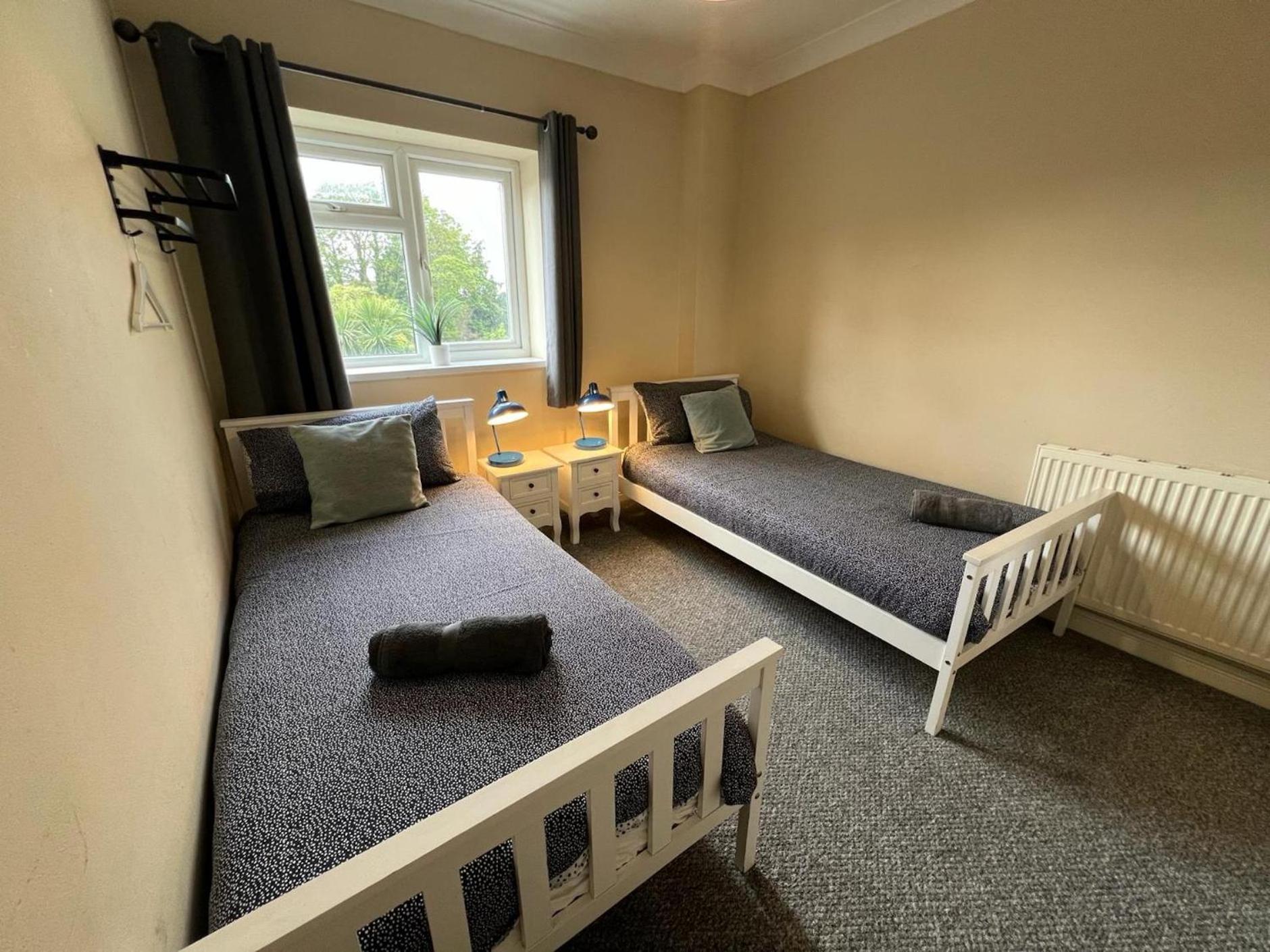 Great 4 Bedroom House - Great Location - Garden - Parking - Fast Wifi - Smart Tv - Newly Decorated - Sleeps Up To 8! Only 10 Mins Drive To Sandbanks Beach! Close To Poole & Bournemouth エクステリア 写真