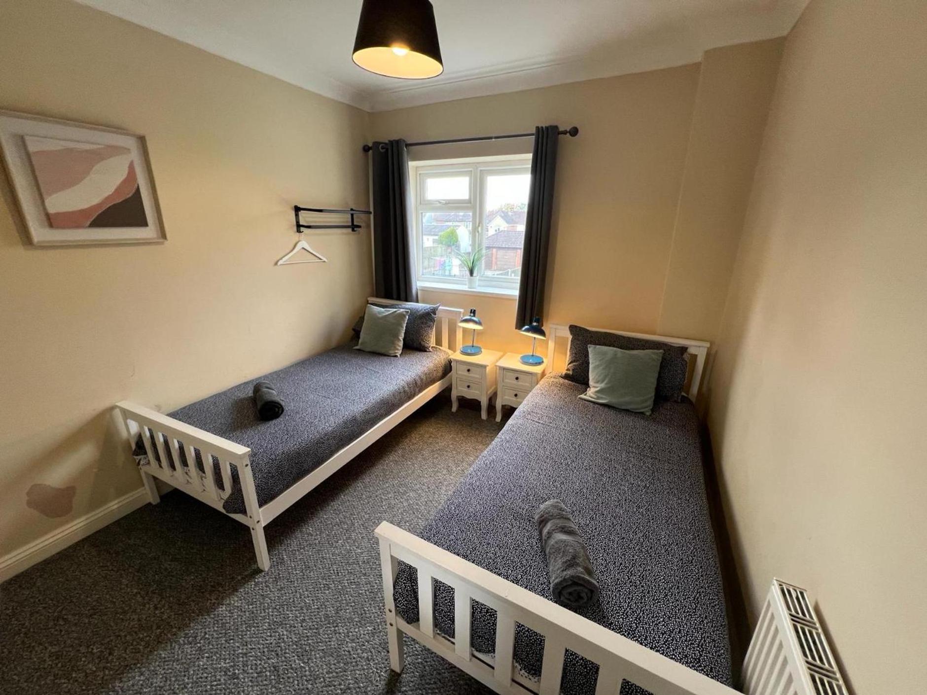 Great 4 Bedroom House - Great Location - Garden - Parking - Fast Wifi - Smart Tv - Newly Decorated - Sleeps Up To 8! Only 10 Mins Drive To Sandbanks Beach! Close To Poole & Bournemouth エクステリア 写真
