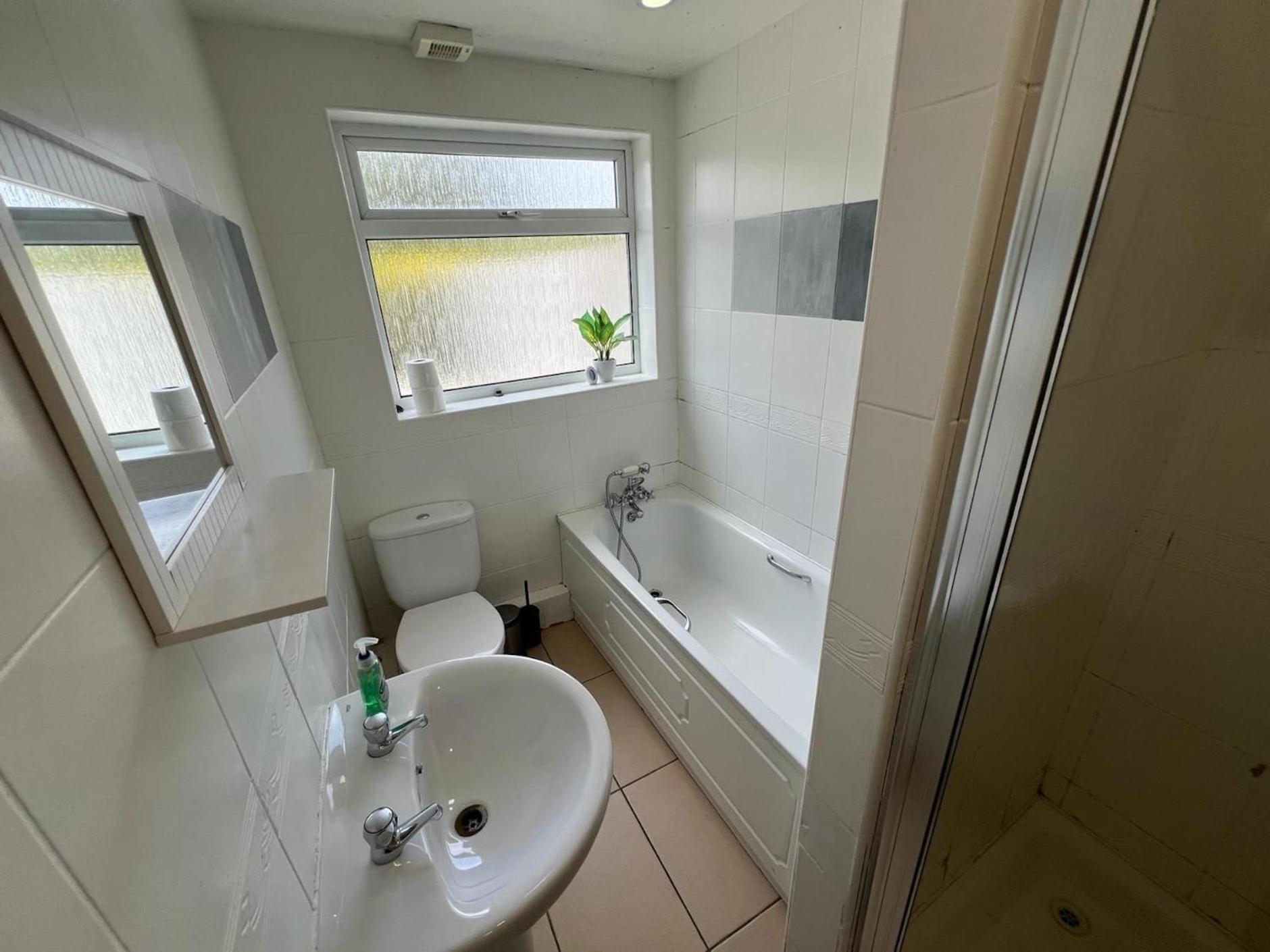 Great 4 Bedroom House - Great Location - Garden - Parking - Fast Wifi - Smart Tv - Newly Decorated - Sleeps Up To 8! Only 10 Mins Drive To Sandbanks Beach! Close To Poole & Bournemouth エクステリア 写真
