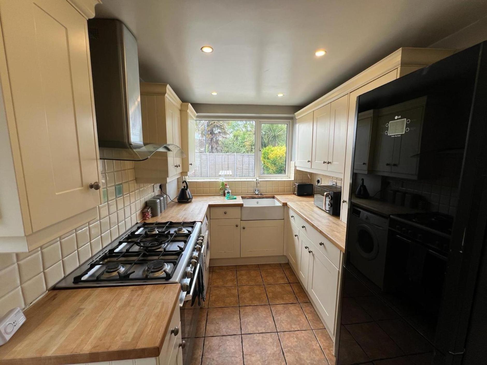 Great 4 Bedroom House - Great Location - Garden - Parking - Fast Wifi - Smart Tv - Newly Decorated - Sleeps Up To 8! Only 10 Mins Drive To Sandbanks Beach! Close To Poole & Bournemouth エクステリア 写真