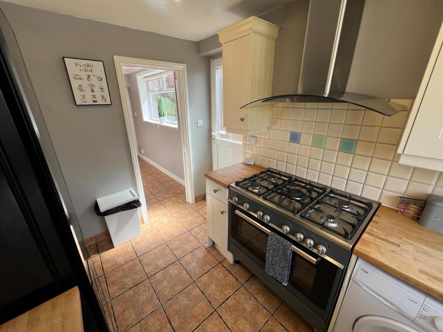 Great 4 Bedroom House - Great Location - Garden - Parking - Fast Wifi - Smart Tv - Newly Decorated - Sleeps Up To 8! Only 10 Mins Drive To Sandbanks Beach! Close To Poole & Bournemouth エクステリア 写真