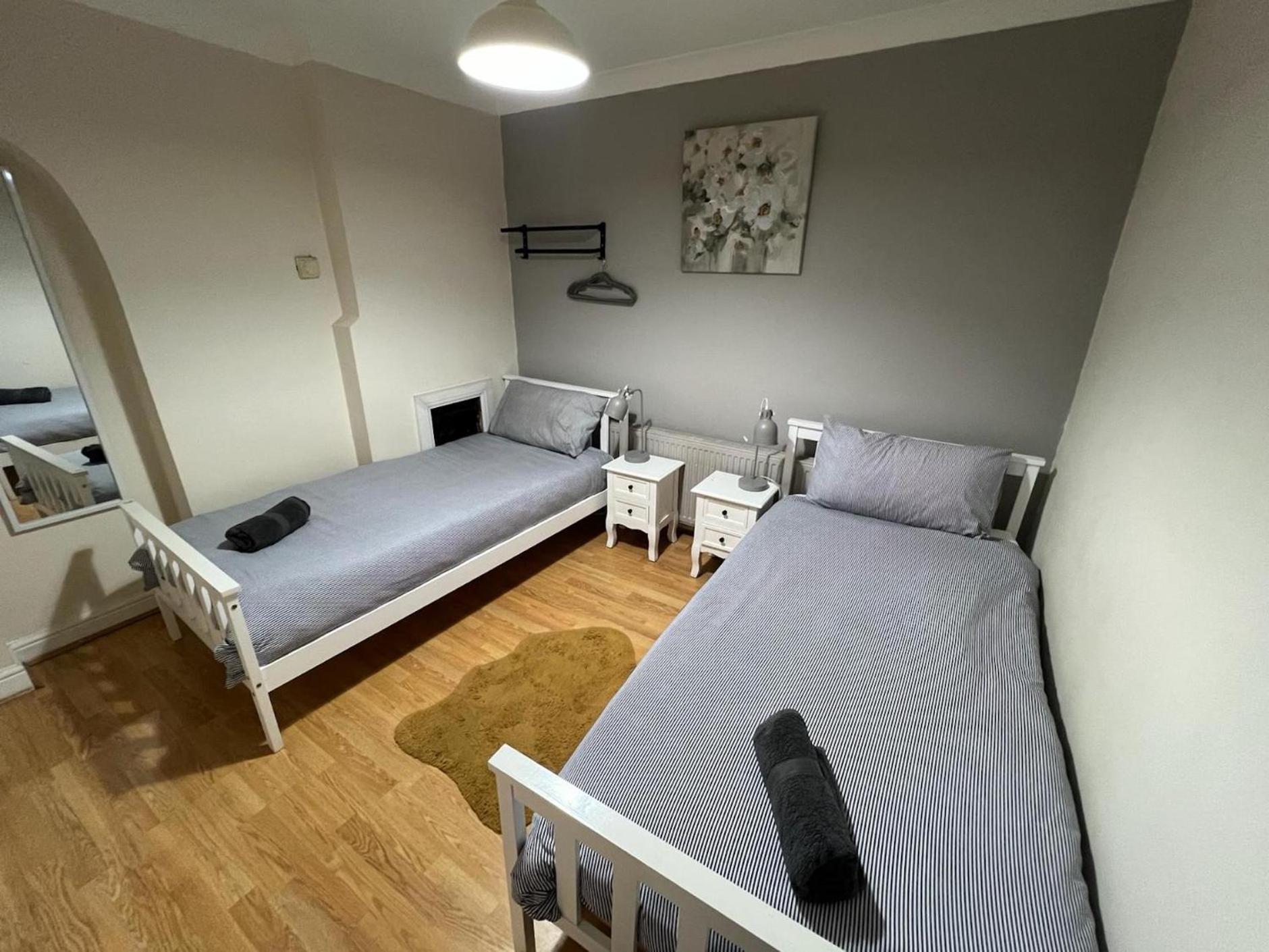 Great 4 Bedroom House - Great Location - Garden - Parking - Fast Wifi - Smart Tv - Newly Decorated - Sleeps Up To 8! Only 10 Mins Drive To Sandbanks Beach! Close To Poole & Bournemouth エクステリア 写真