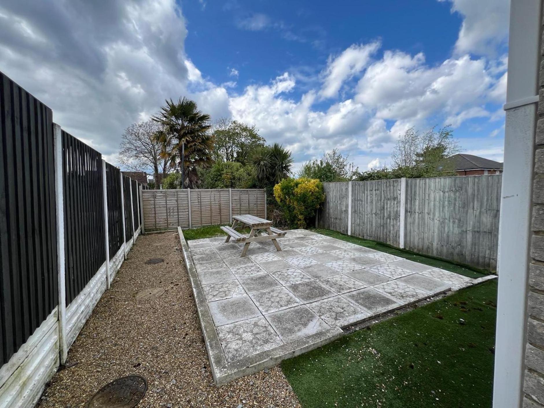 Great 4 Bedroom House - Great Location - Garden - Parking - Fast Wifi - Smart Tv - Newly Decorated - Sleeps Up To 8! Only 10 Mins Drive To Sandbanks Beach! Close To Poole & Bournemouth エクステリア 写真