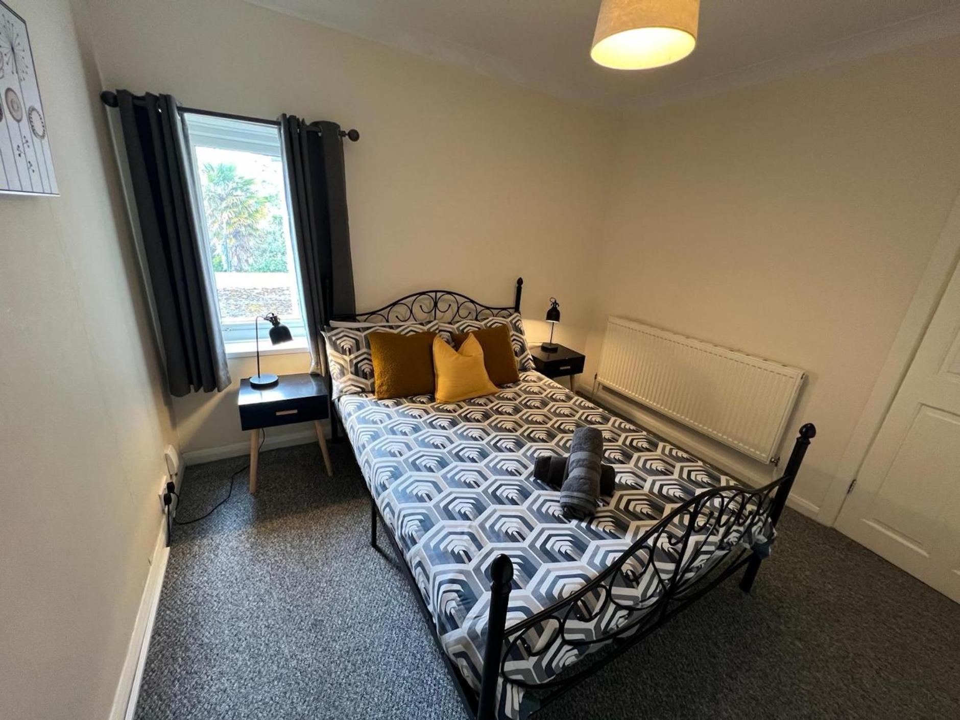 Great 4 Bedroom House - Great Location - Garden - Parking - Fast Wifi - Smart Tv - Newly Decorated - Sleeps Up To 8! Only 10 Mins Drive To Sandbanks Beach! Close To Poole & Bournemouth エクステリア 写真