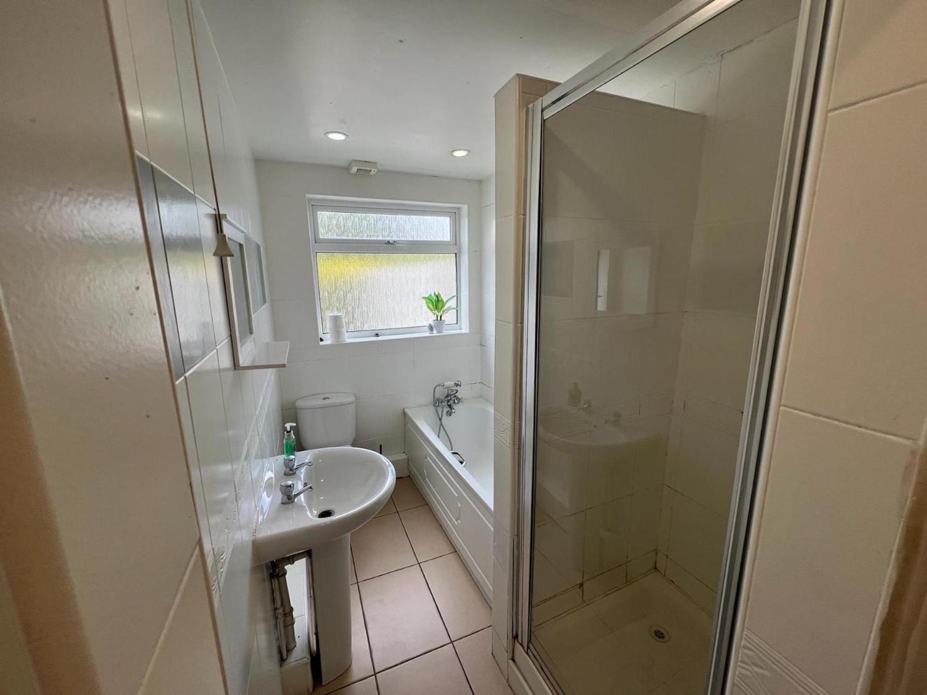 Great 4 Bedroom House - Great Location - Garden - Parking - Fast Wifi - Smart Tv - Newly Decorated - Sleeps Up To 8! Only 10 Mins Drive To Sandbanks Beach! Close To Poole & Bournemouth エクステリア 写真