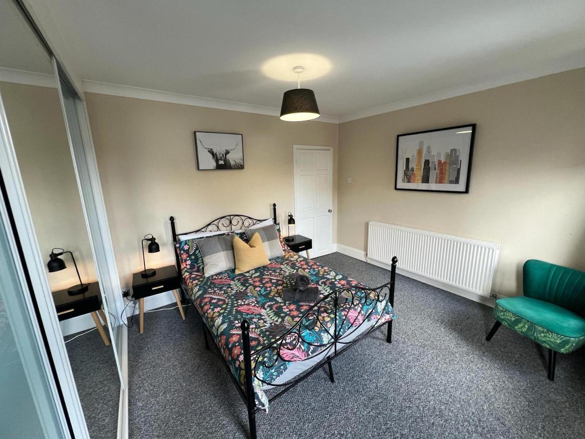 Great 4 Bedroom House - Great Location - Garden - Parking - Fast Wifi - Smart Tv - Newly Decorated - Sleeps Up To 8! Only 10 Mins Drive To Sandbanks Beach! Close To Poole & Bournemouth エクステリア 写真