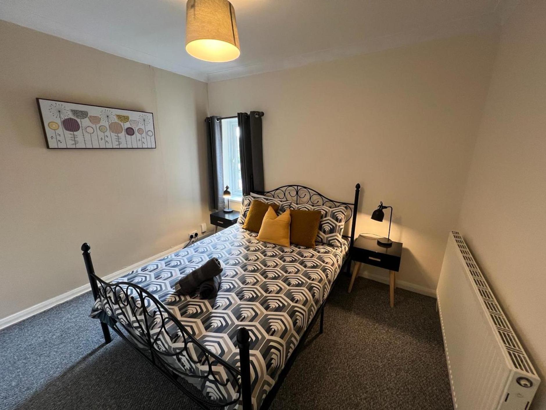 Great 4 Bedroom House - Great Location - Garden - Parking - Fast Wifi - Smart Tv - Newly Decorated - Sleeps Up To 8! Only 10 Mins Drive To Sandbanks Beach! Close To Poole & Bournemouth エクステリア 写真