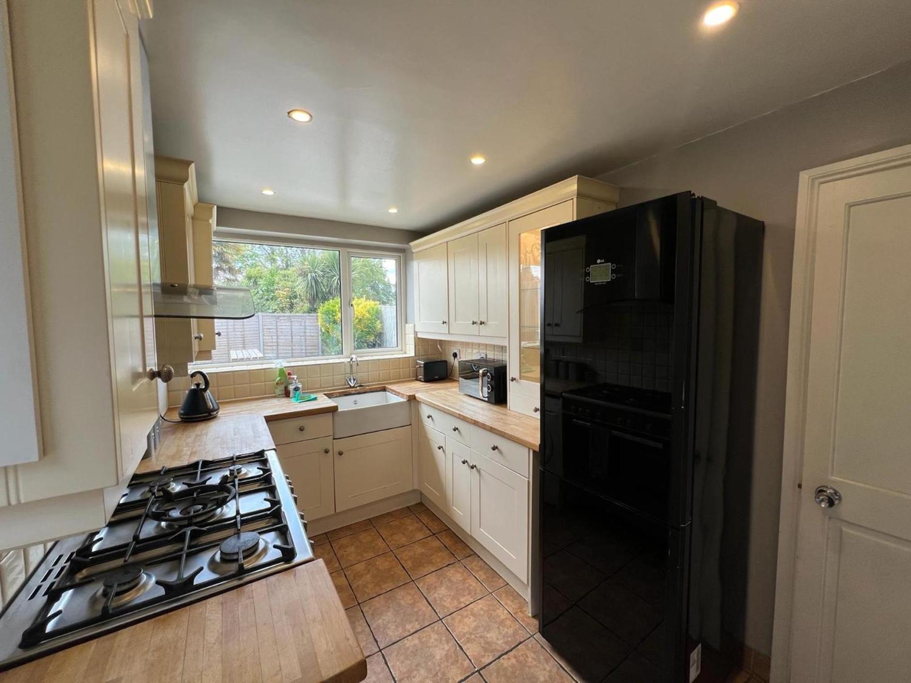 Great 4 Bedroom House - Great Location - Garden - Parking - Fast Wifi - Smart Tv - Newly Decorated - Sleeps Up To 8! Only 10 Mins Drive To Sandbanks Beach! Close To Poole & Bournemouth エクステリア 写真
